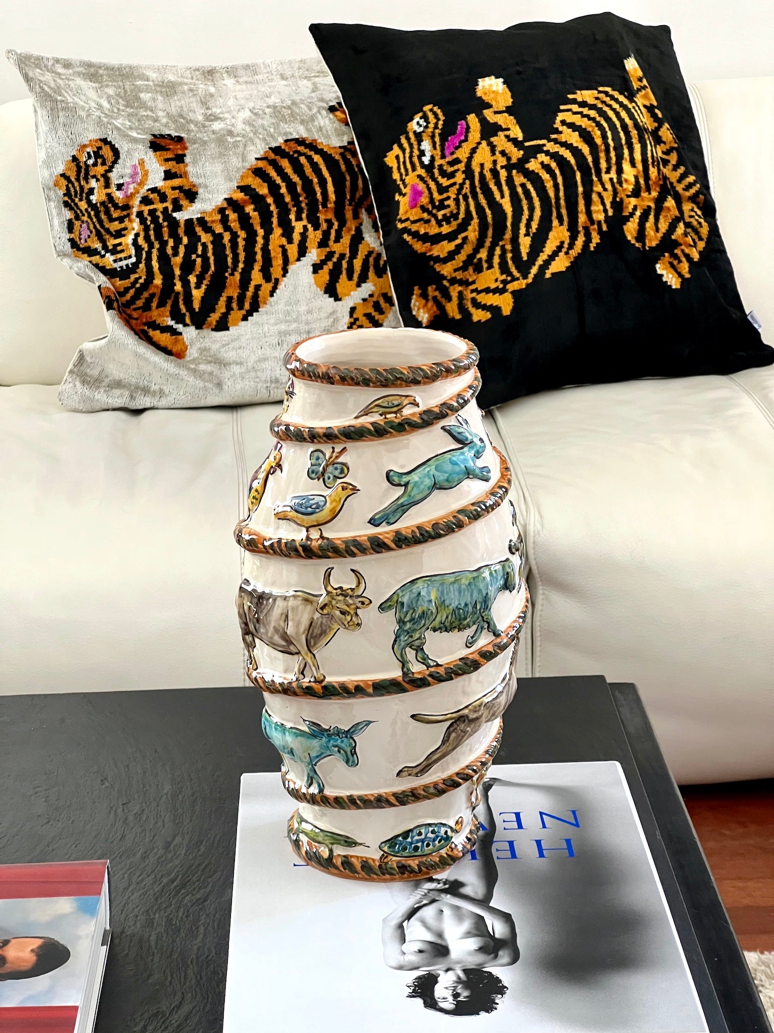 Vase „Menagerie Savana“ – handgefertigte Keramikvase mit Tierrelief