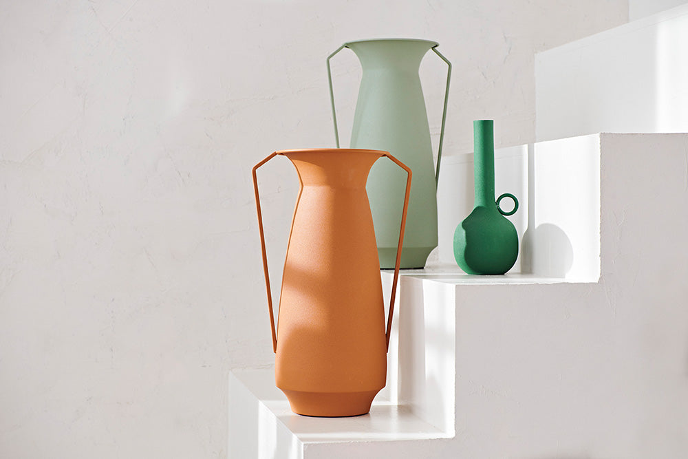 ROMAN VASES von Pols Potten in vier Farben und Größen als Blickfang in der Wohnraumgestaltung.