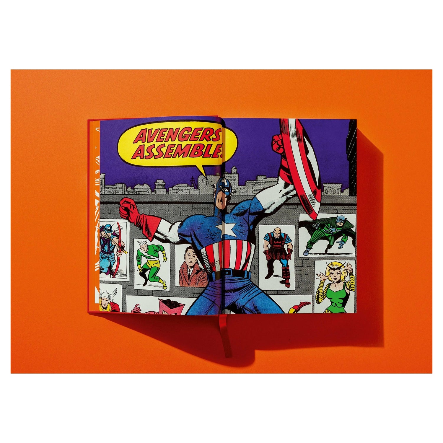 Marvel-Logo eingebettet in edlem Bucheinband