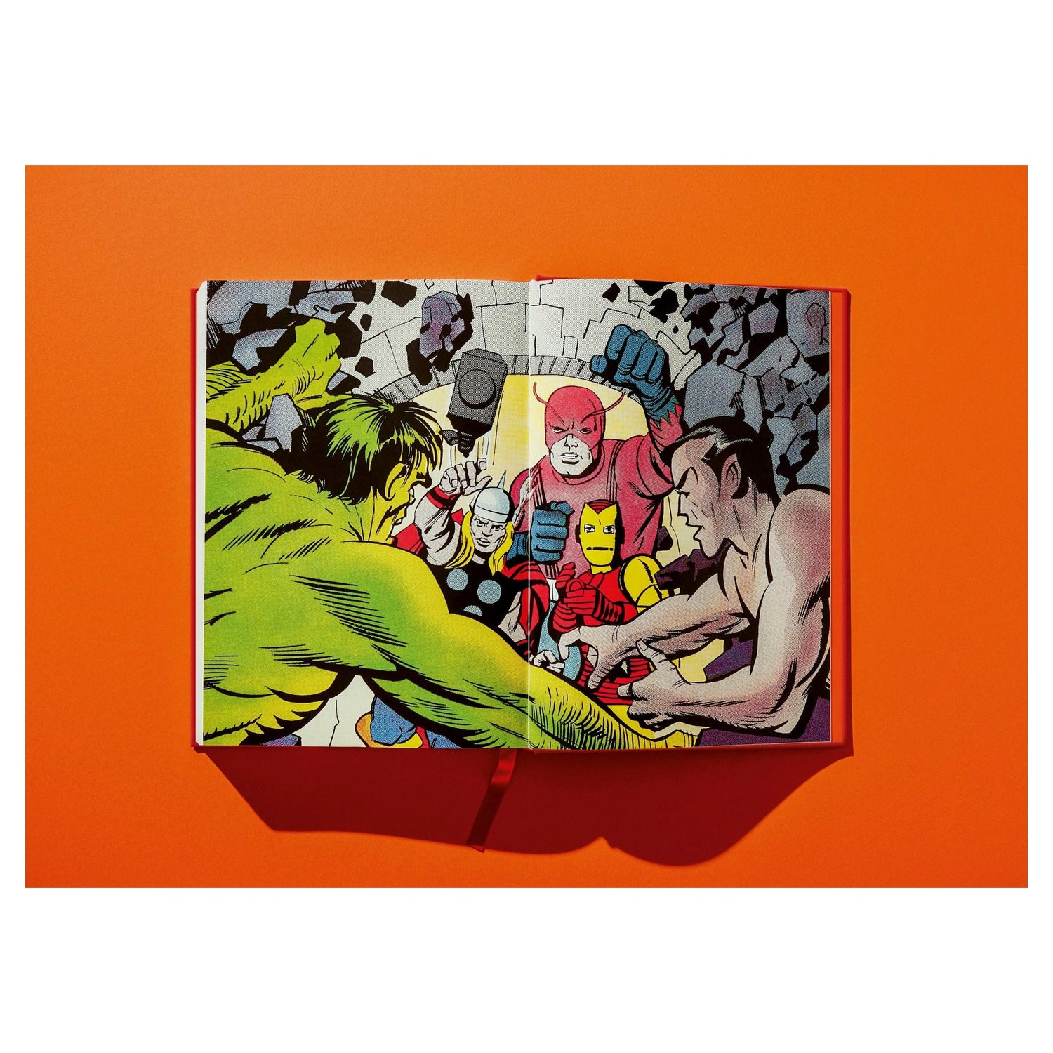 Typografisches Detail auf dem Einband des Avengers-Bandes