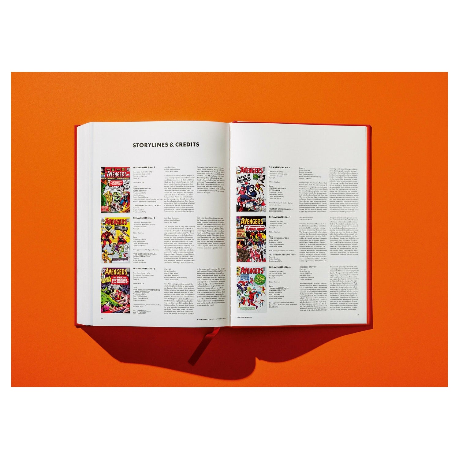 Stilvolle Präsentation des Marvel-Buchs auf orangenem Hintergrund