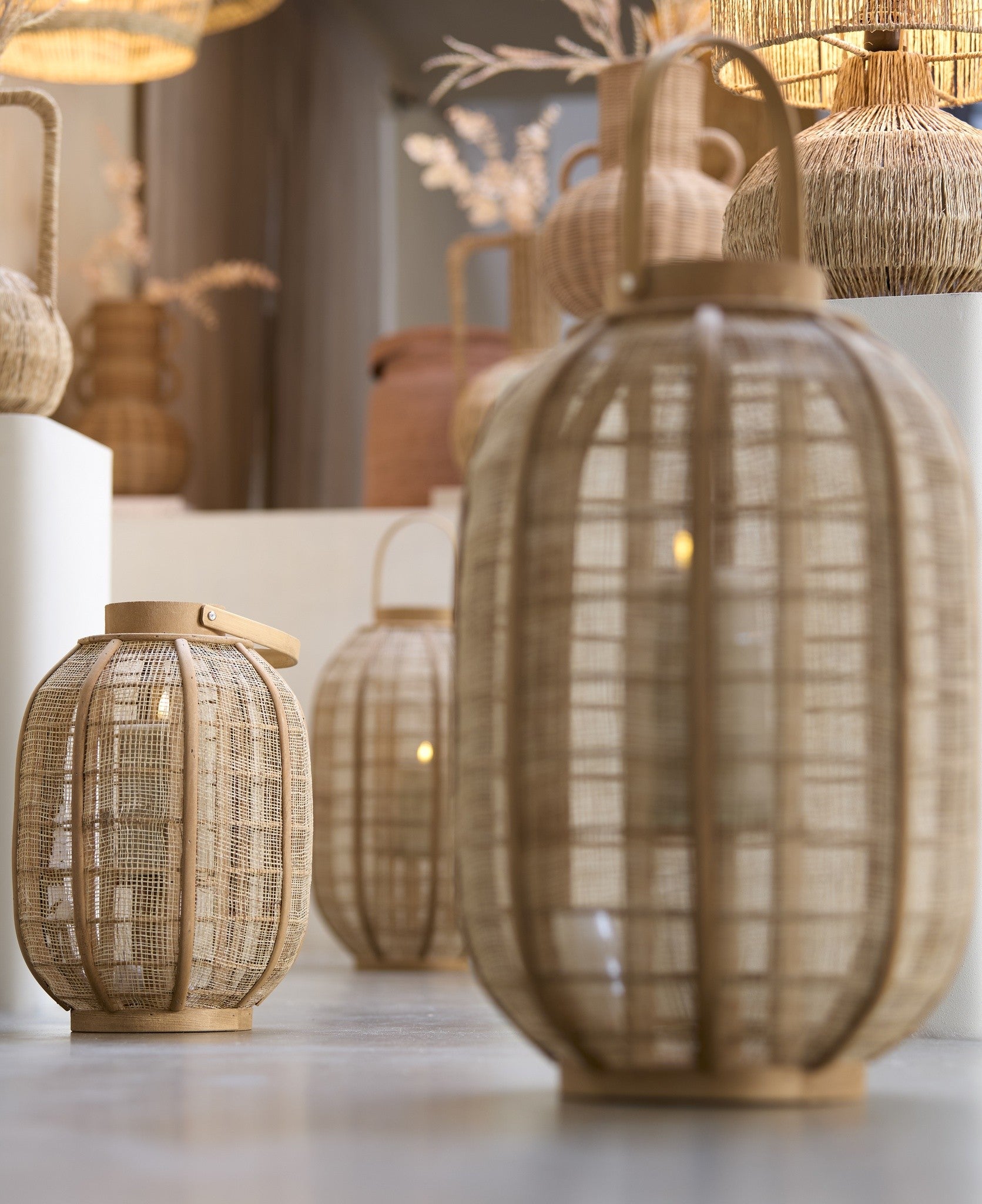Dekoratives Windlicht mit Flechtstruktur aus Raphia und Holz
