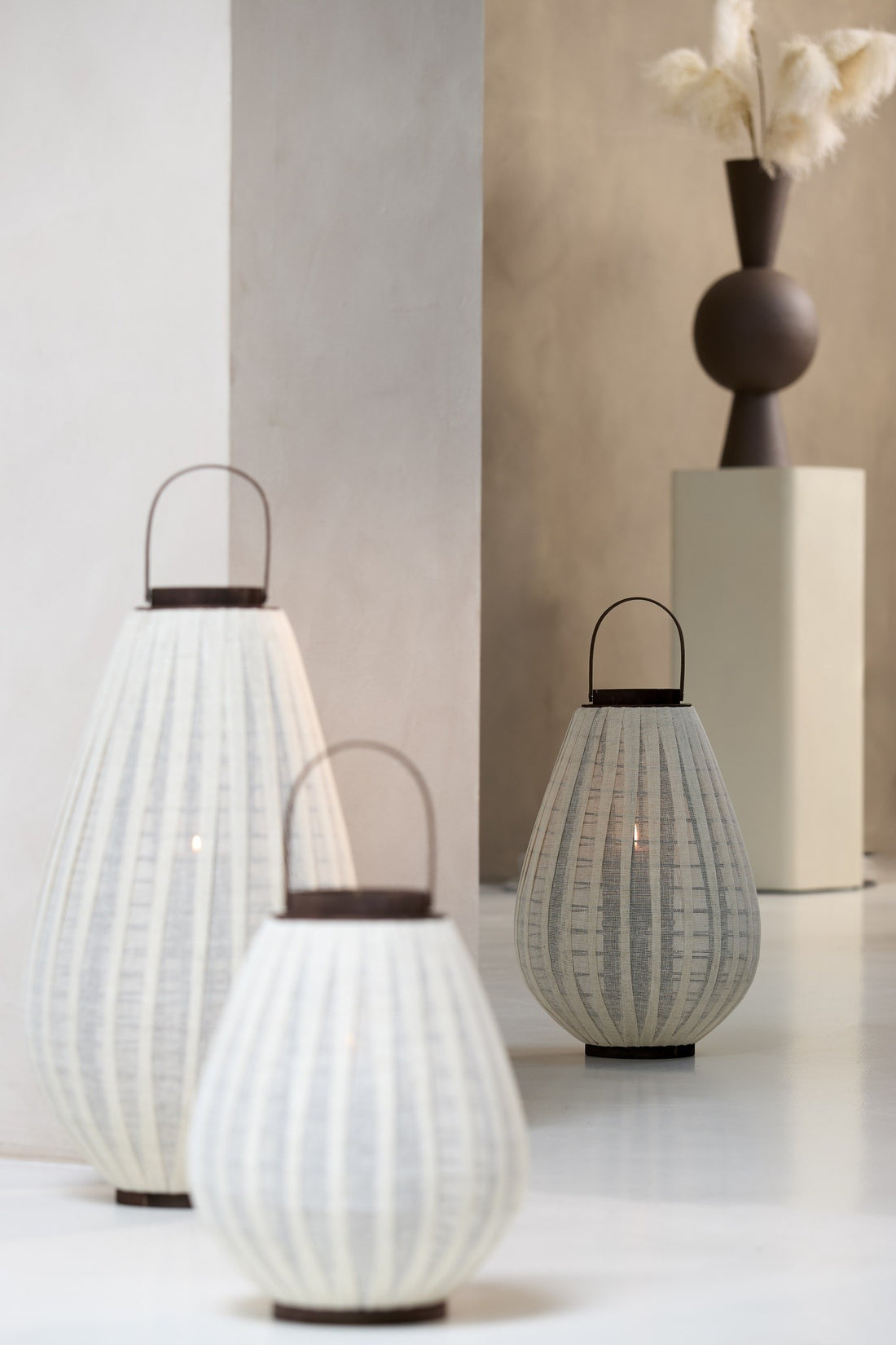 Natürliches Windlicht mit textilem Schirm und Holzdetails