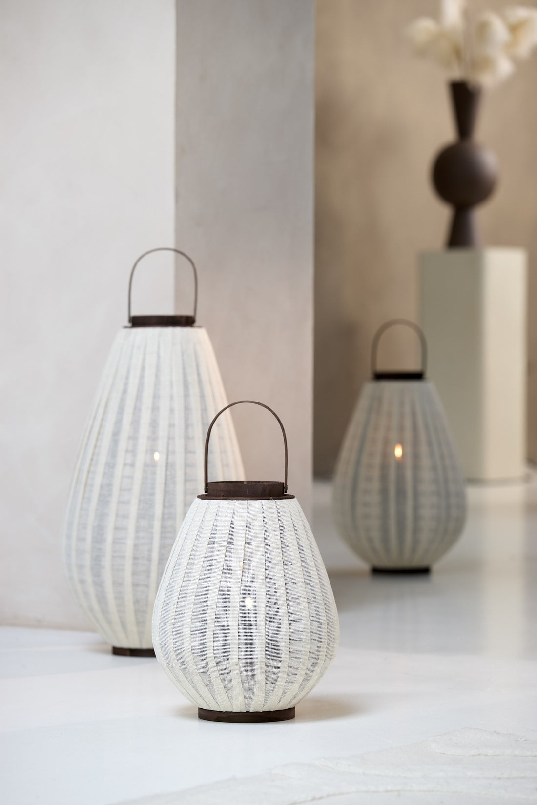 Natürliches Windlicht mit textilem Schirm und Holzdetails