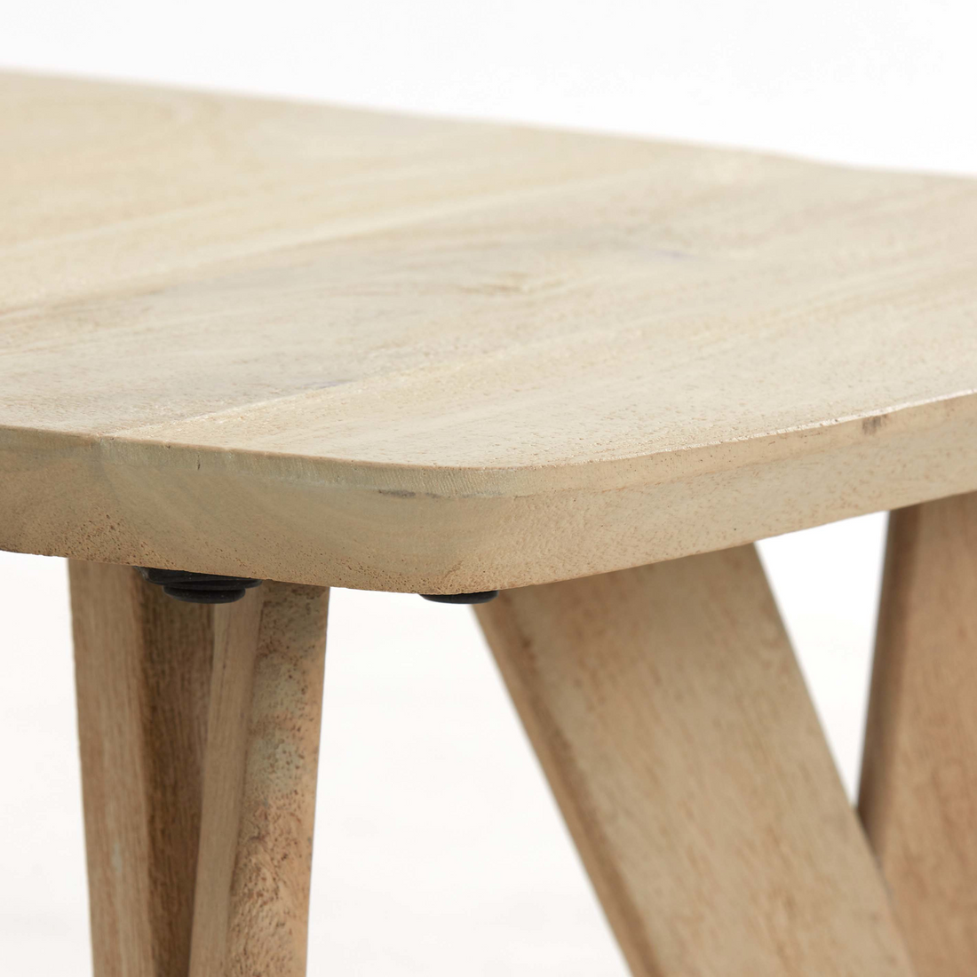 Robuster Beistelltisch aus Mango Holz von Light & Living