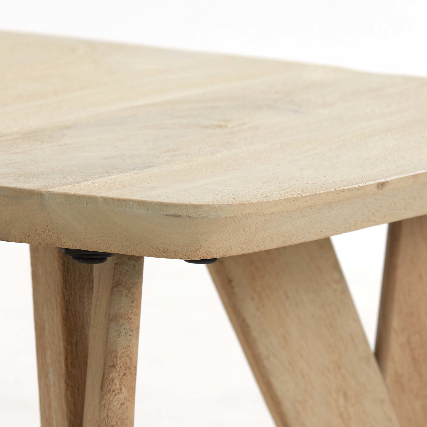 Robuster Beistelltisch aus Mango Holz von Light &amp; Living
