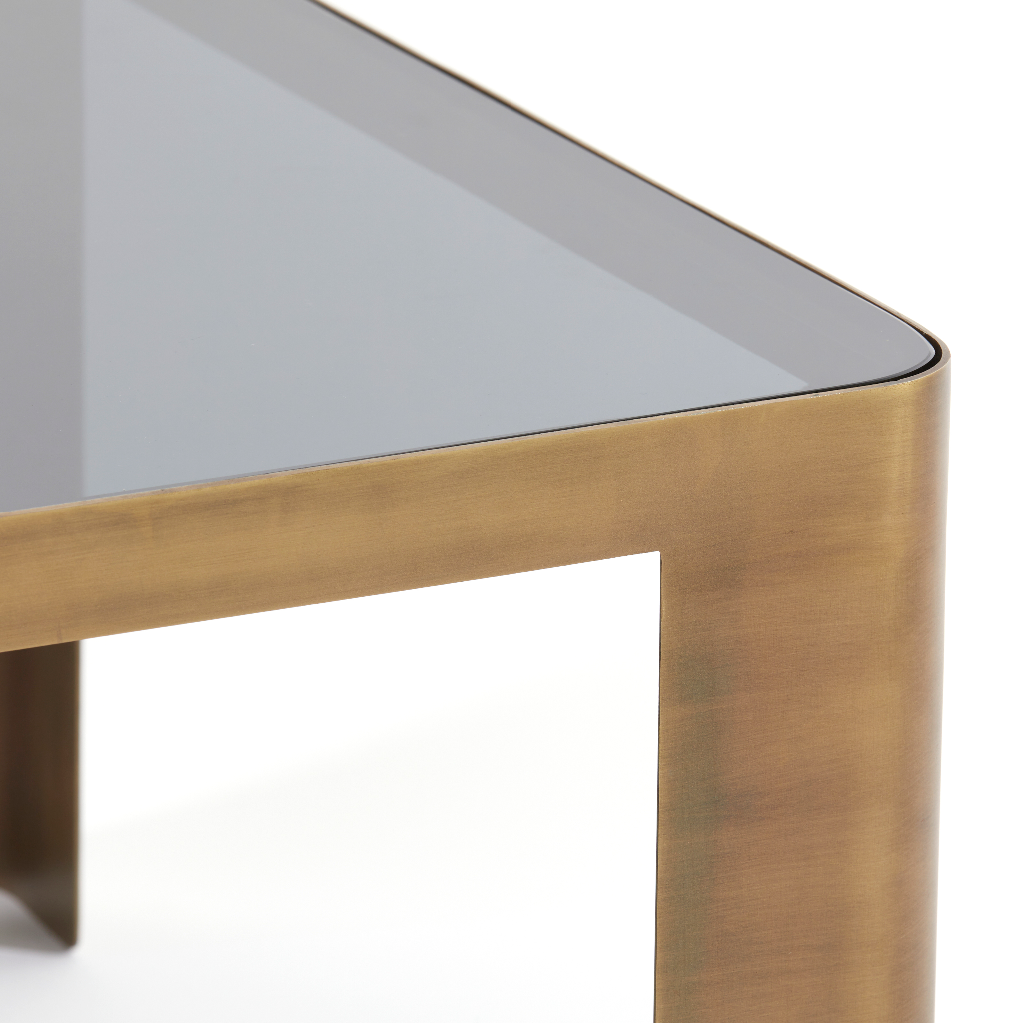 Detailansicht des Couchtischs OXE mit antiker Bronze-Finish
