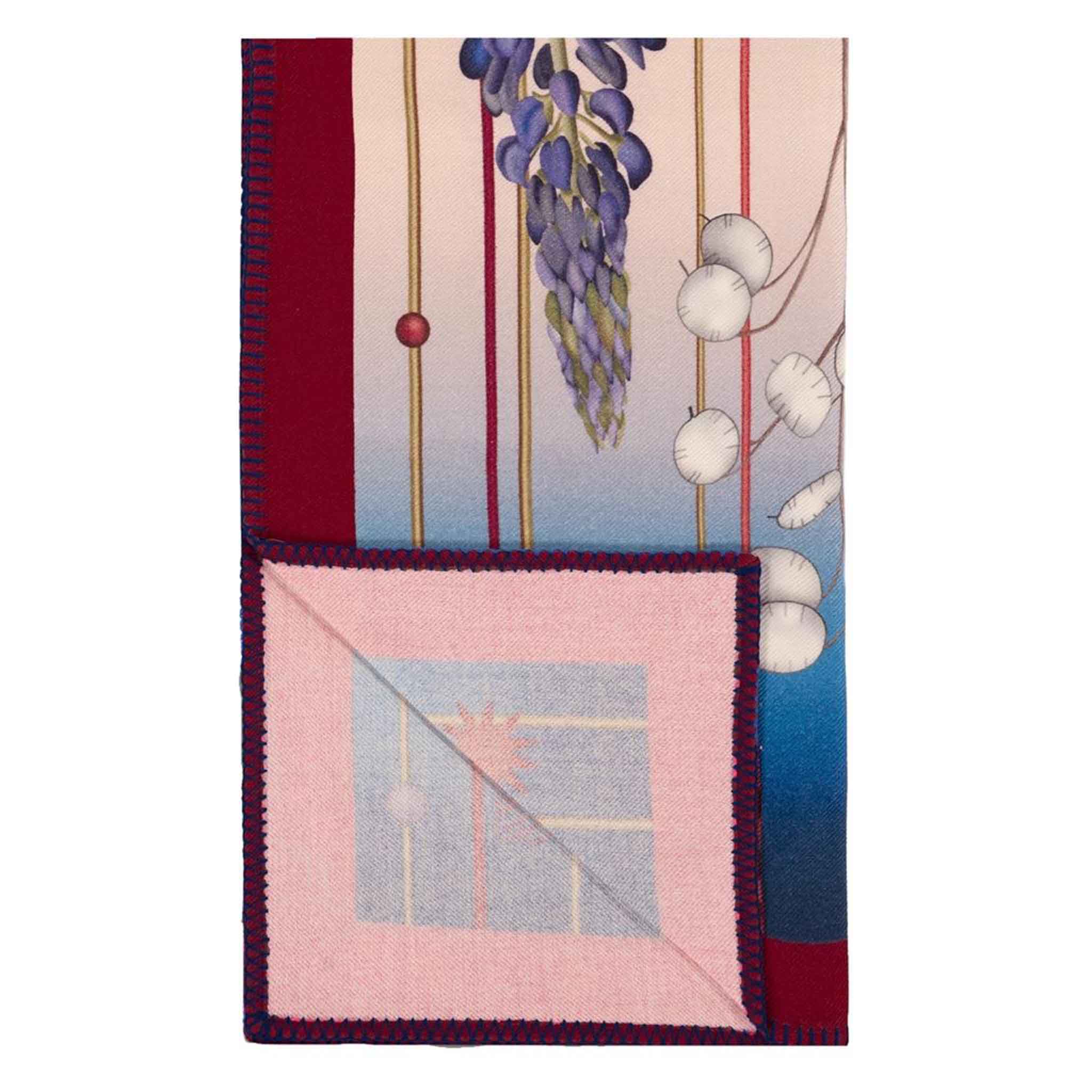 Decke im Design von Christian Lacroix mit Lupinien zusammengefaltet