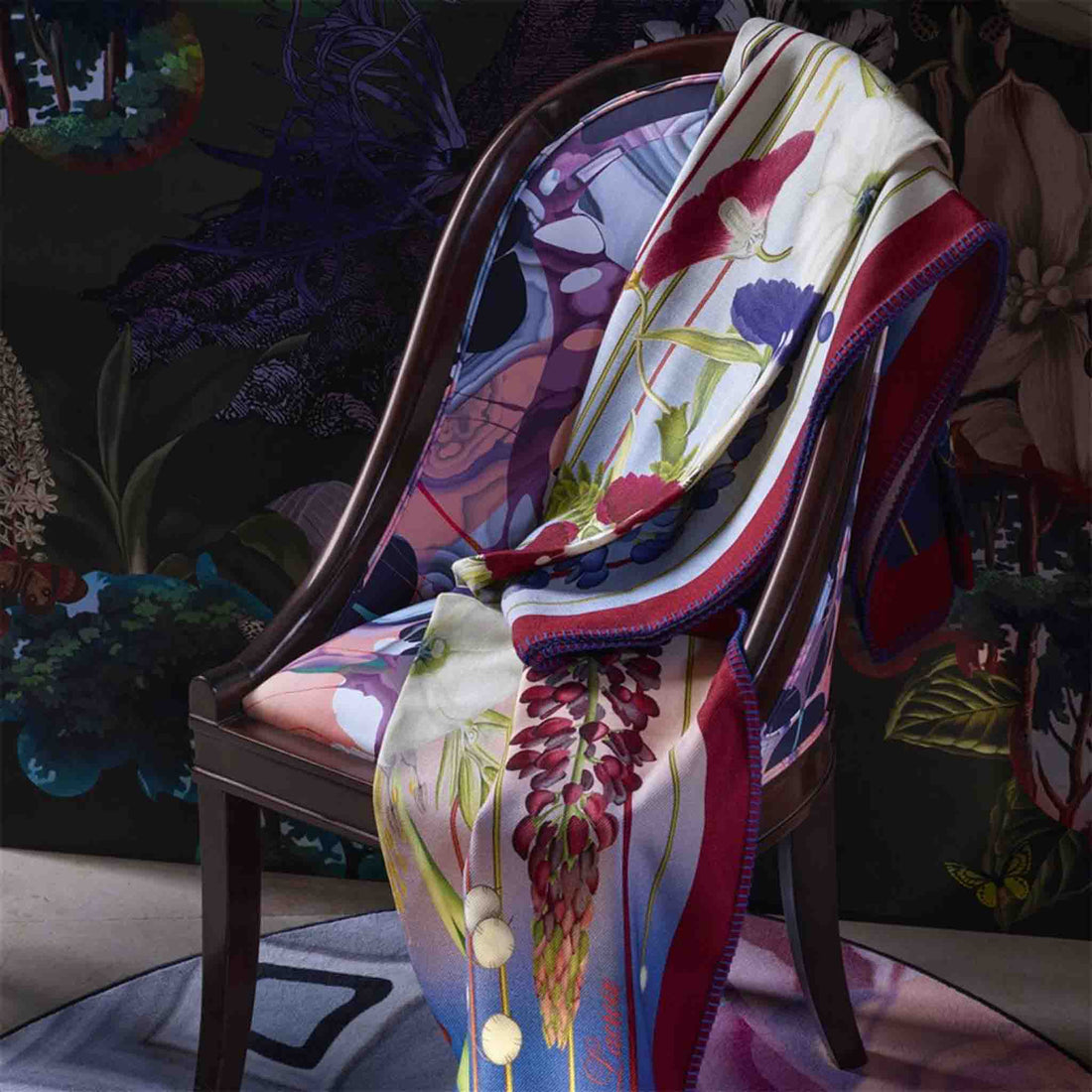 Decke im Design von Christian Lacroix mit Lupinien auf einem Stuhl