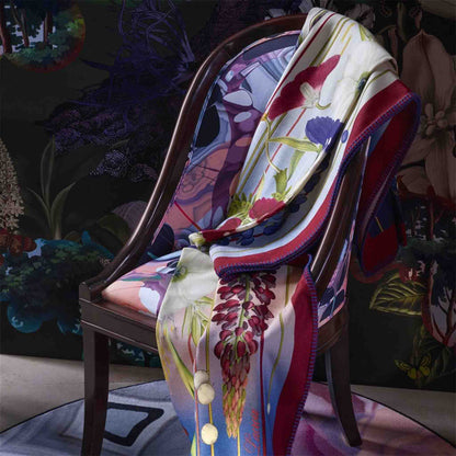 Decke im Design von Christian Lacroix mit Lupinien auf einem Stuhl