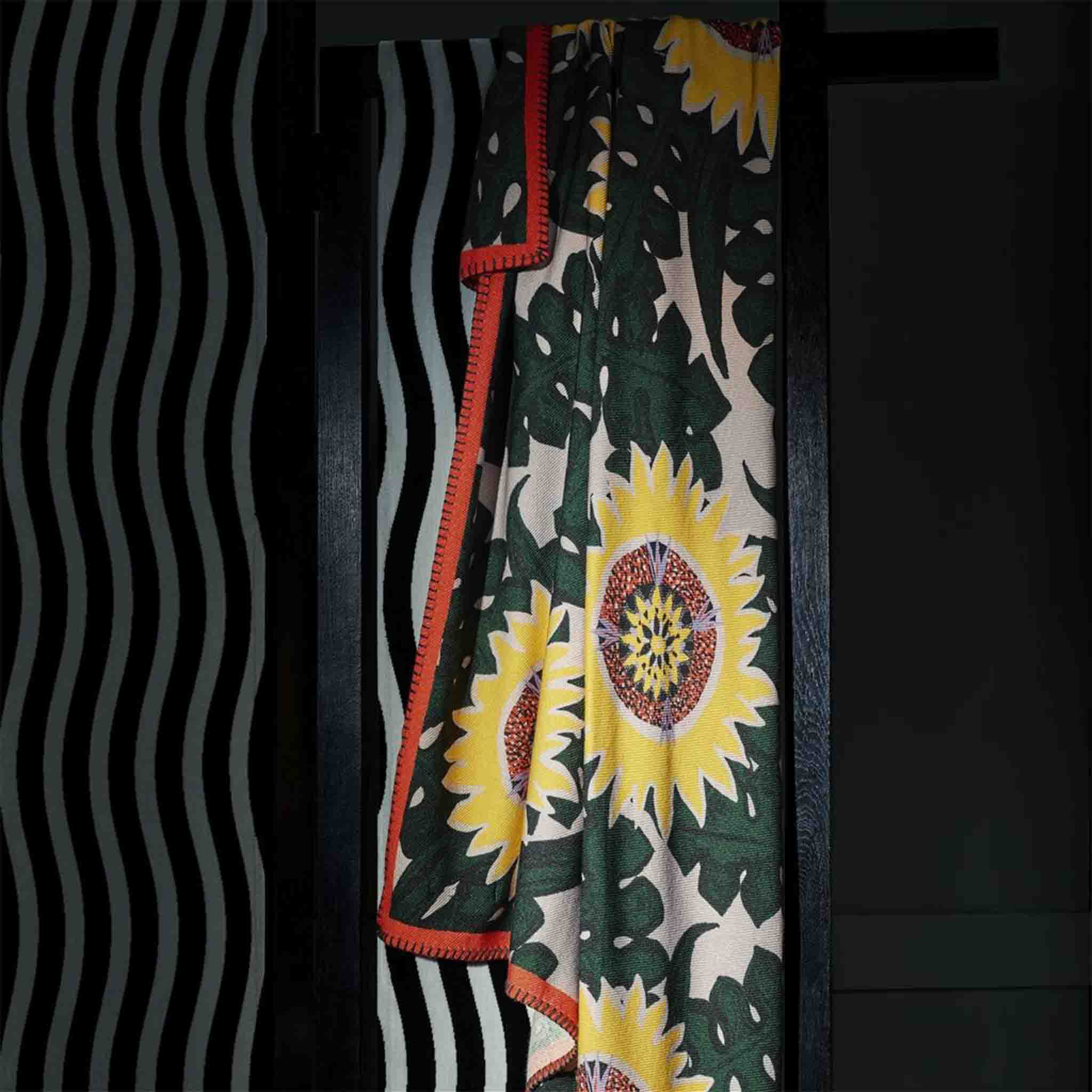 Decke im Design von Christian Lacroix mit Sonnenblumen und rotem Rand