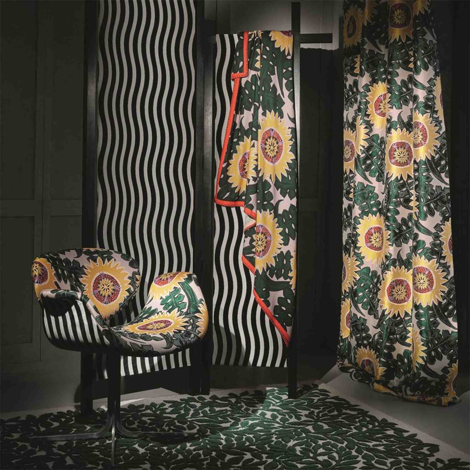 Decke im Design von Christian Lacroix mit Sonnenblumen im Wohnzimmer