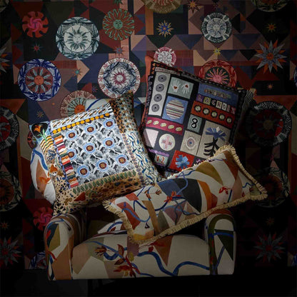 Kissen im Design von Christian Lacroix mit verschiedenen Motiven drapiert im Wohnraum