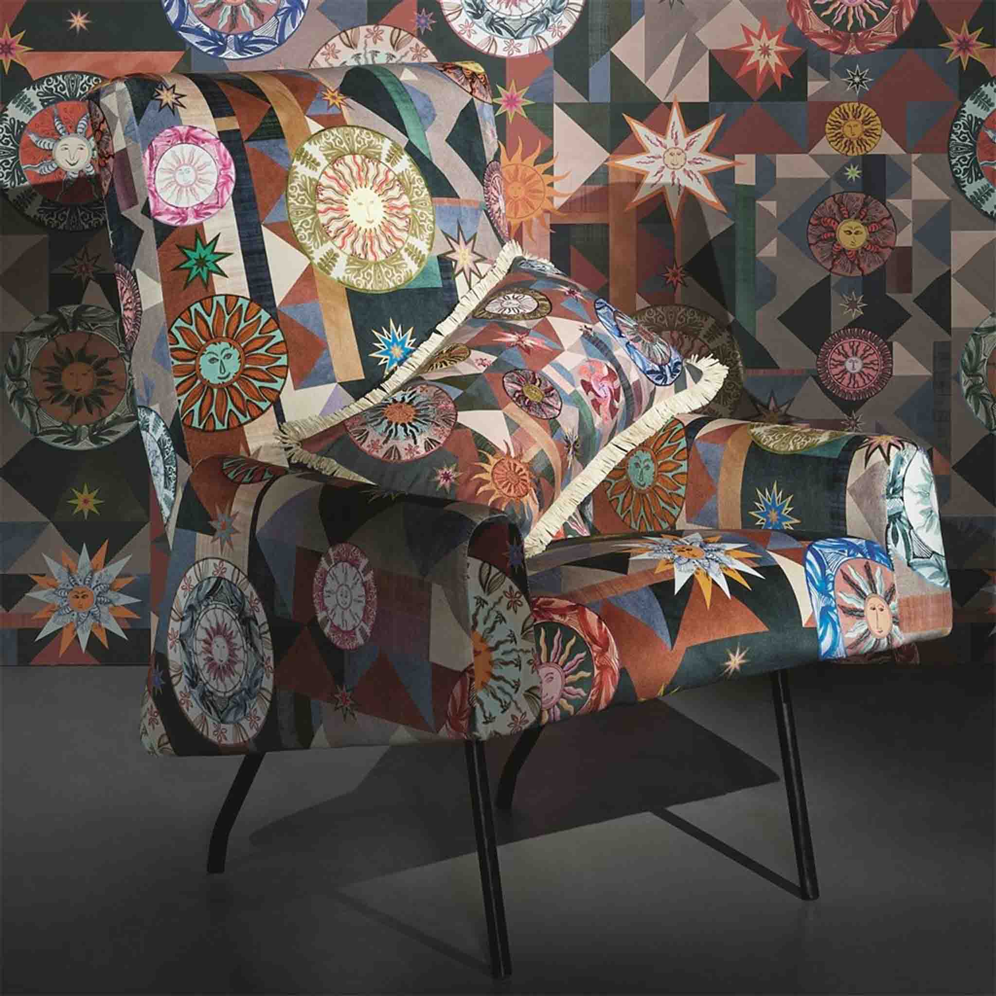 Kissen im Design von Christian Lacroix mit Sonnen und grafischen Elementen auf einem Stuhl mit gleichem Muster