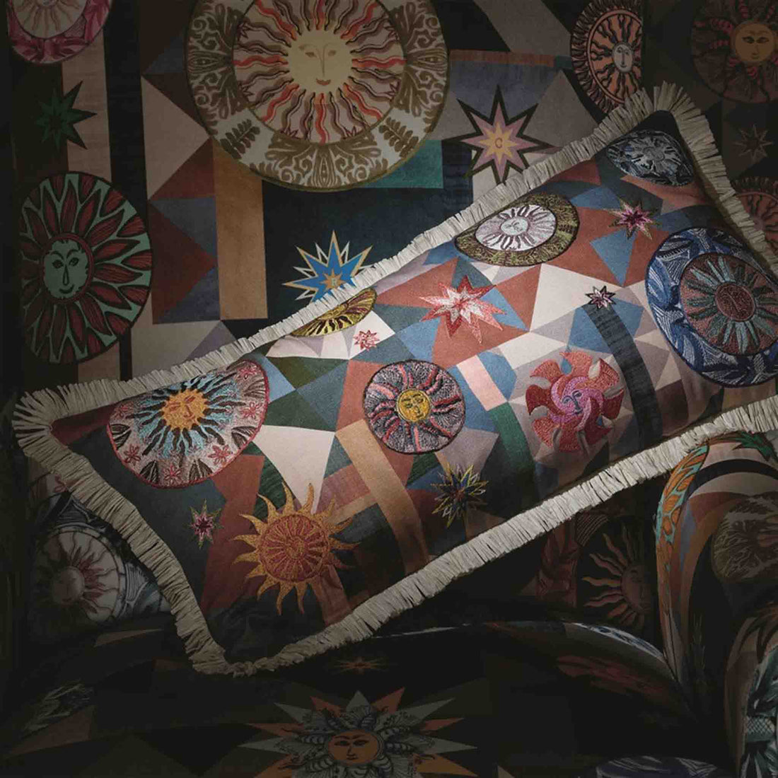 Kissen im Design von Christian Lacroix mit Sonnenmuster, drapiert auf einem Stuhl