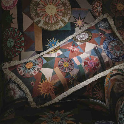 Kissen im Design von Christian Lacroix mit Sonnenmuster, drapiert auf einem Stuhl