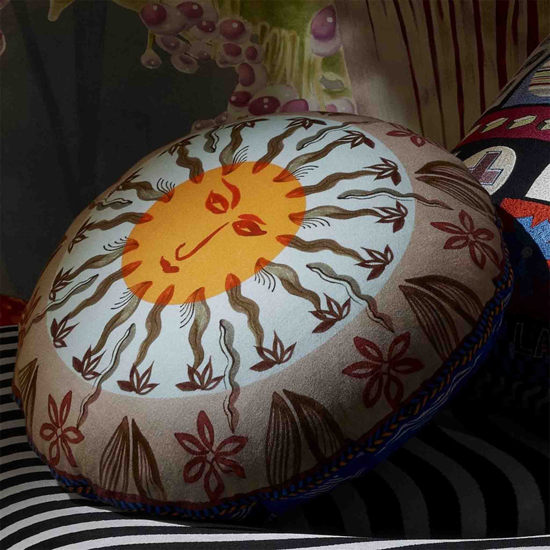 Kissen ZENITH im Design von Christian Lacroix mit gelber Sonne auf der Rückseite - drapiert im Wohnraum