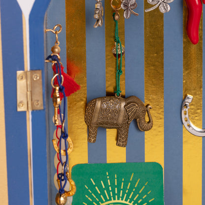 Seletti LUCKY TEMPLE Designkunstwerk mit goldenen Akzenten und Symbolfiguren