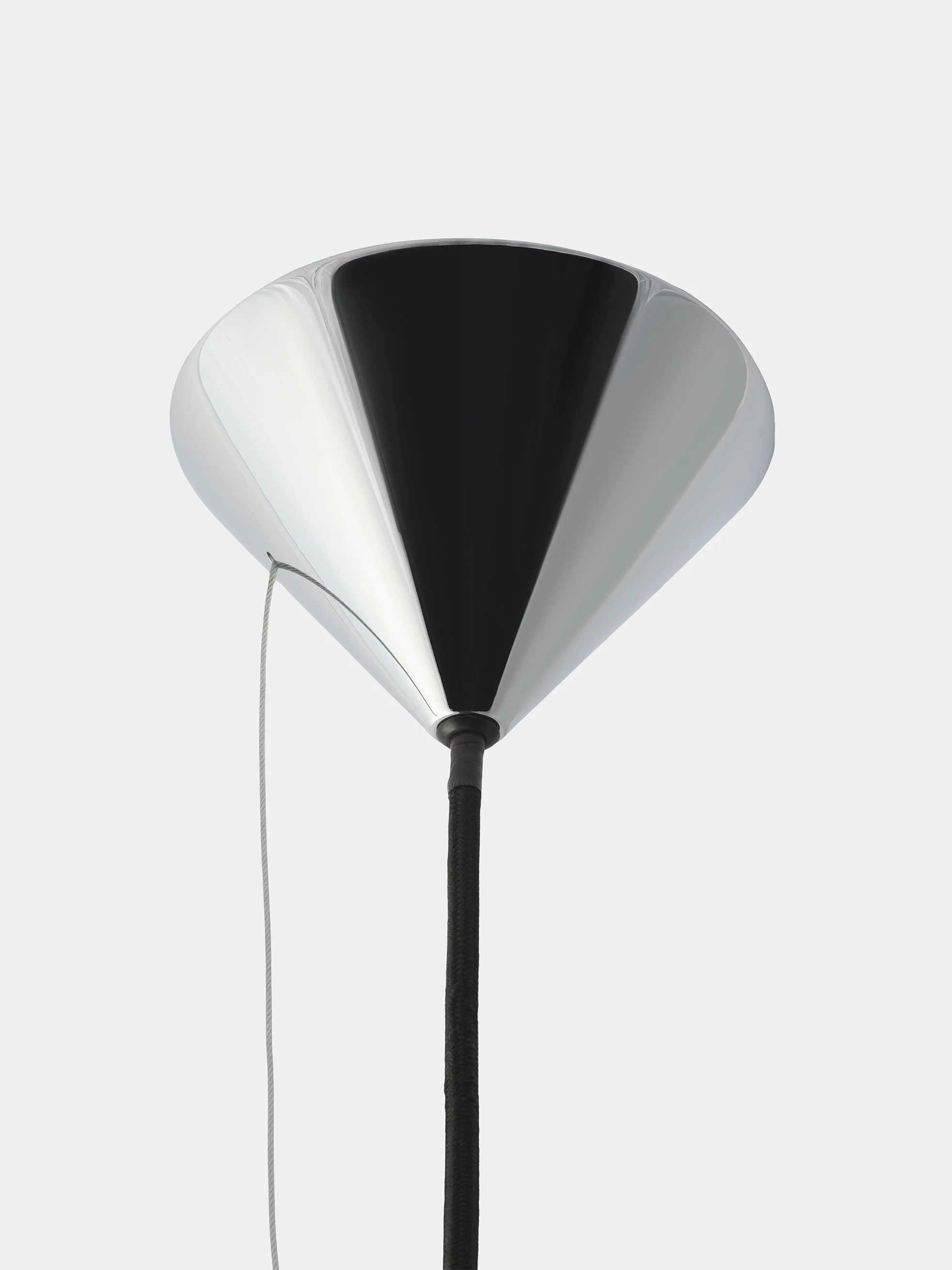 Moderne Kücheninsel mit gerichteter Beleuchtung durch Pose Large Pendant