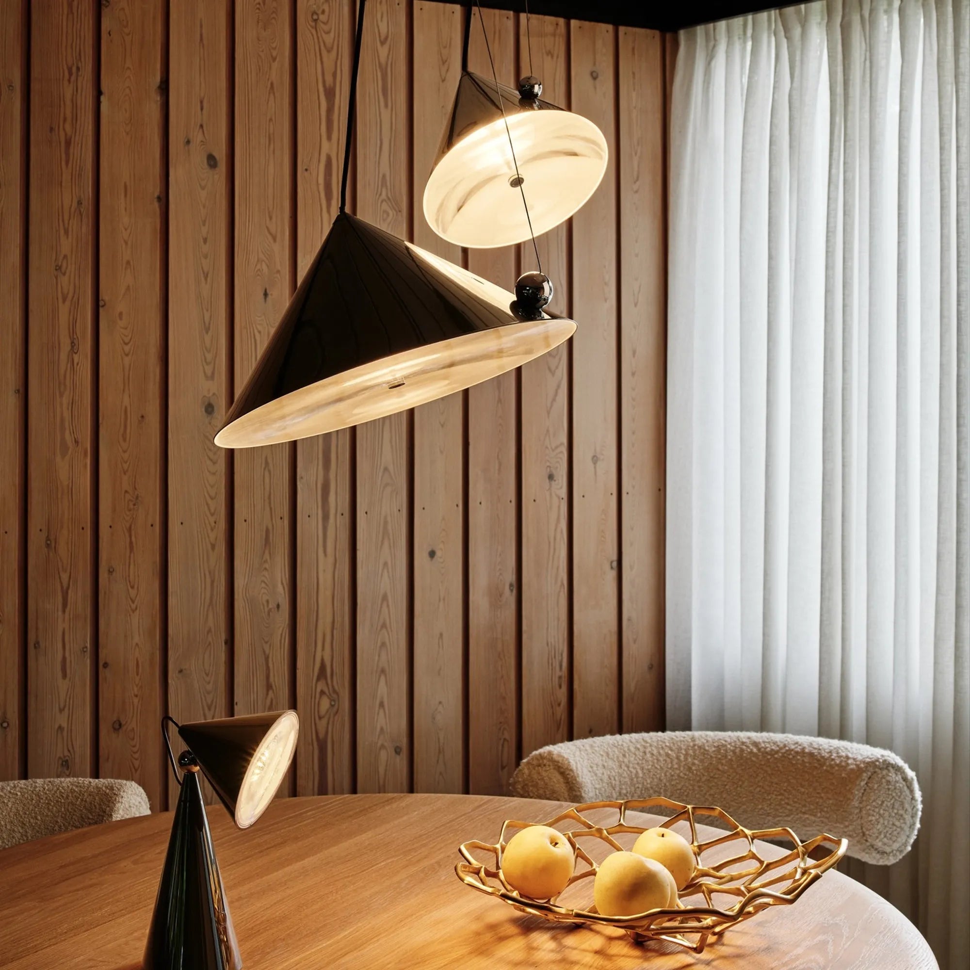 pose Small Pendant mit sichtbarer Fresnel Linse im Leuchtkopf