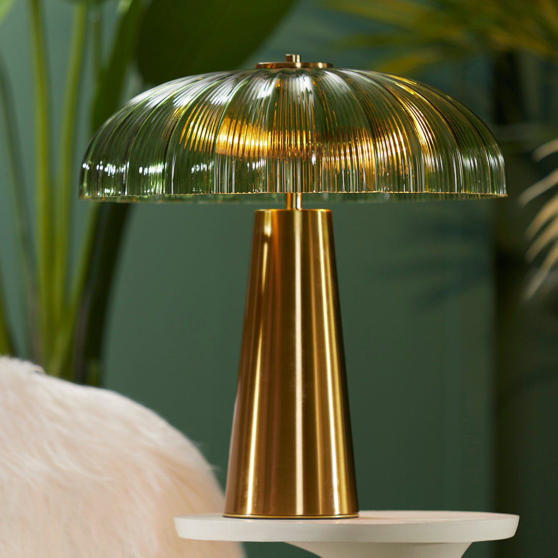Elegante grün-goldene Tischlampe FUNGO für modernes Wohnambiente.