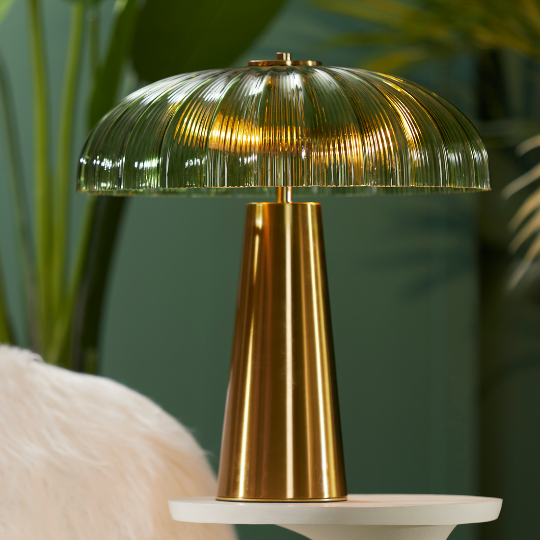 Elegante grün-goldene Tischlampe FUNGO für modernes Wohnambiente.
