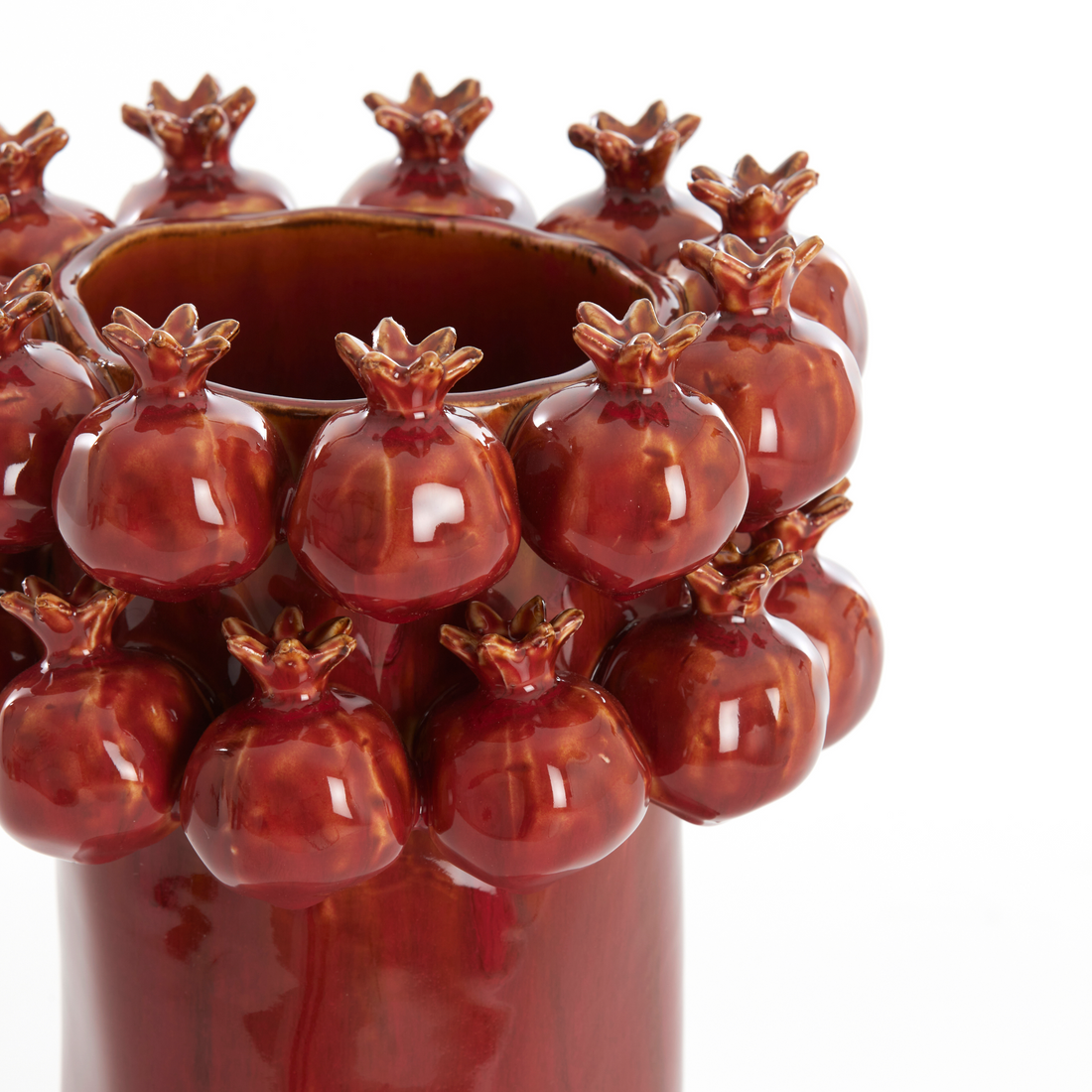 Detailansicht der POMEGRANATE Keramikvase in Burgund von Light &amp; Living
