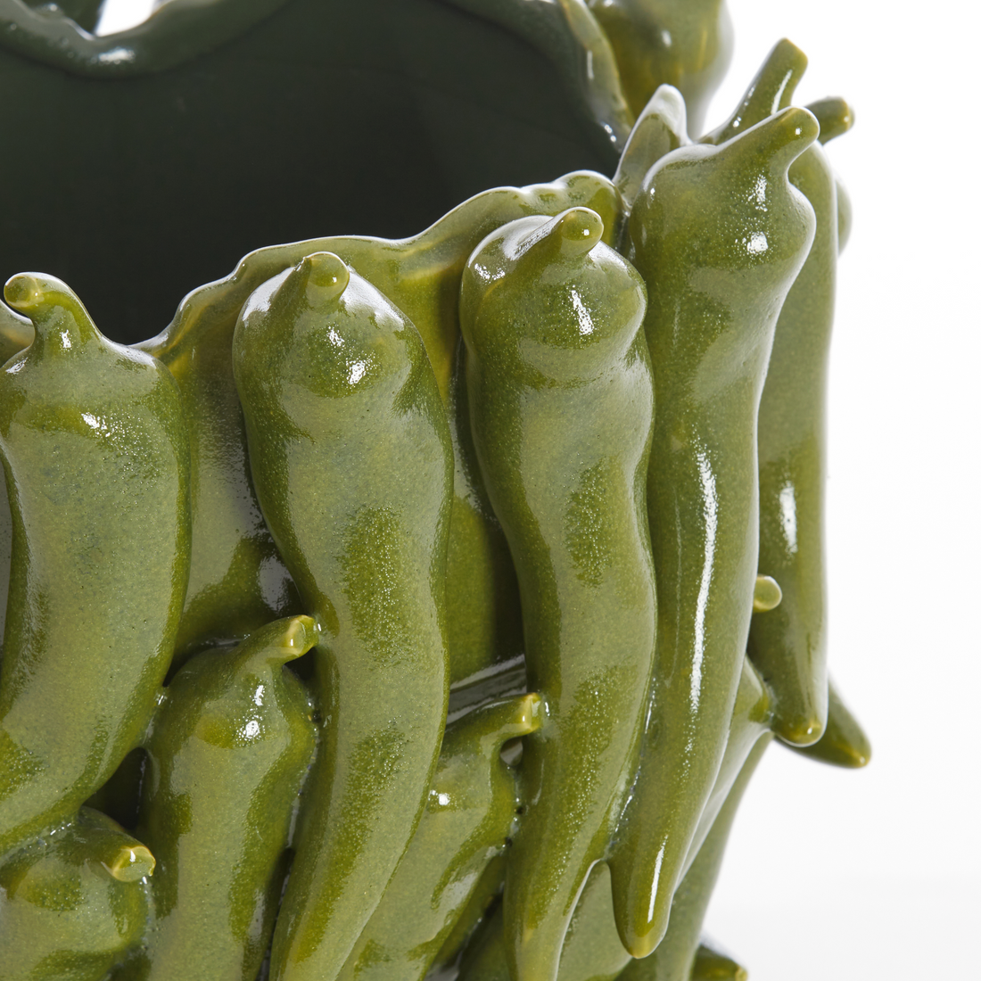 Detailansicht der PEPPER Vase von Light &amp; Living mit Pfefferschoten-Motiv.
