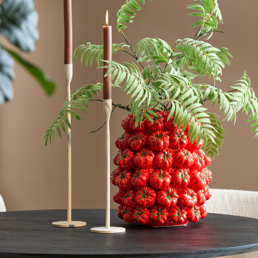 Keramikvase mit roten Tomatenreliefs in mediterranem Stil