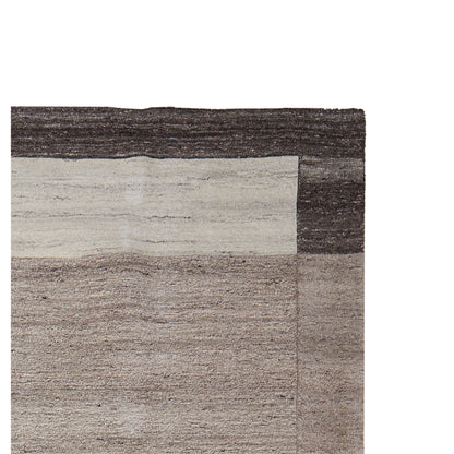 Teppich mit warmen Erdtönen und geometrischem Muster