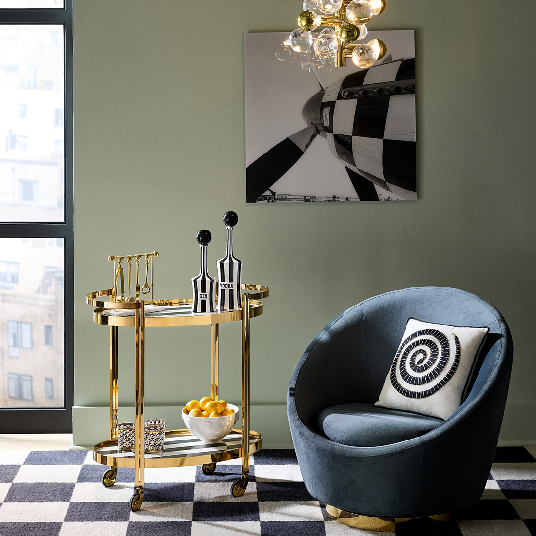 Jonathan Adler Bar Cart mit Rollen und Glasablagen.