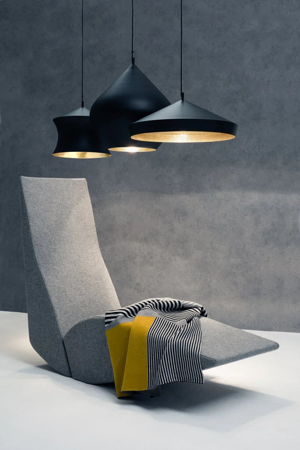 Beat Pendant Light von Tom Dixon als Design Pendelleuchte mit rundem Metallkörper und integrierter LED Beleuchtung im modernen Raum