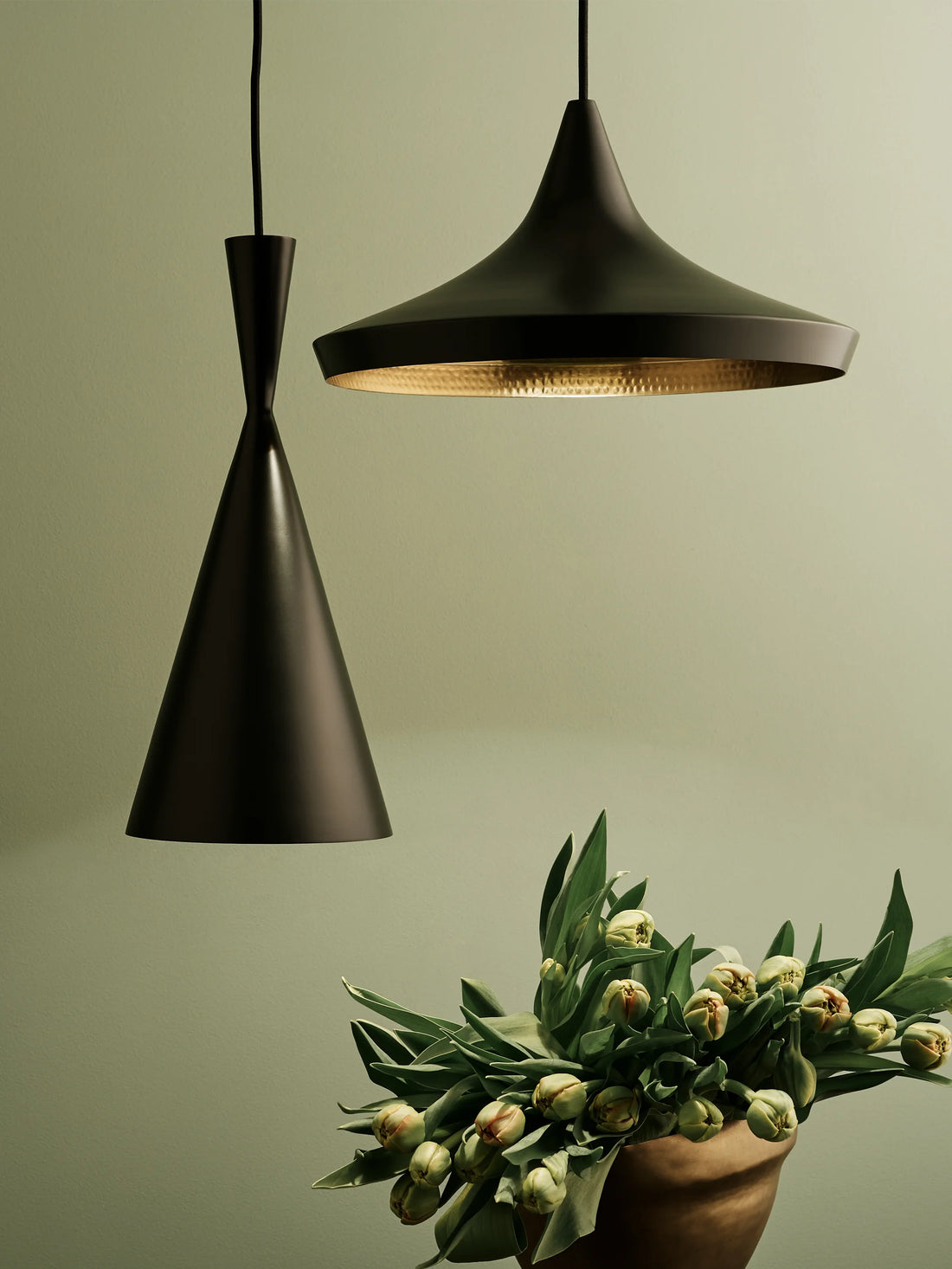 Beat Tall Pendant Light von Tom Dixon als skulpturale Messing Pendelleuchte mit warmer LED Beleuchtung im Innenraum