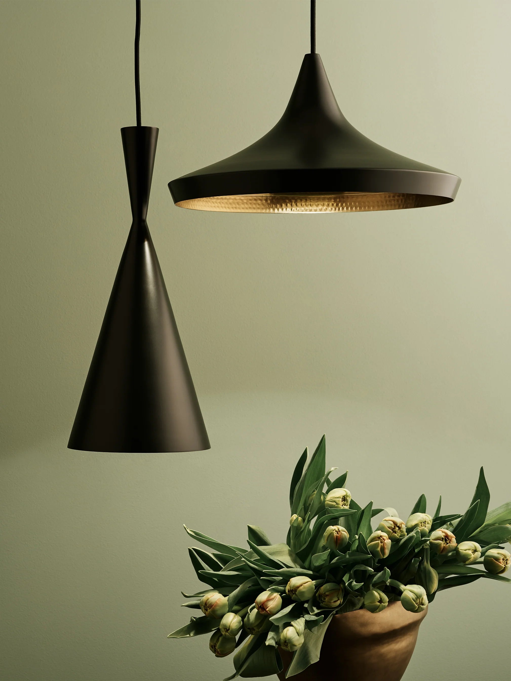 Moderne Beat Wide Pendelleuchte von Tom Dixon aus mattschwarzem Messing mit LED Ring Beleuchtung, minimalistisch in zeitgenössischem Wohnraum