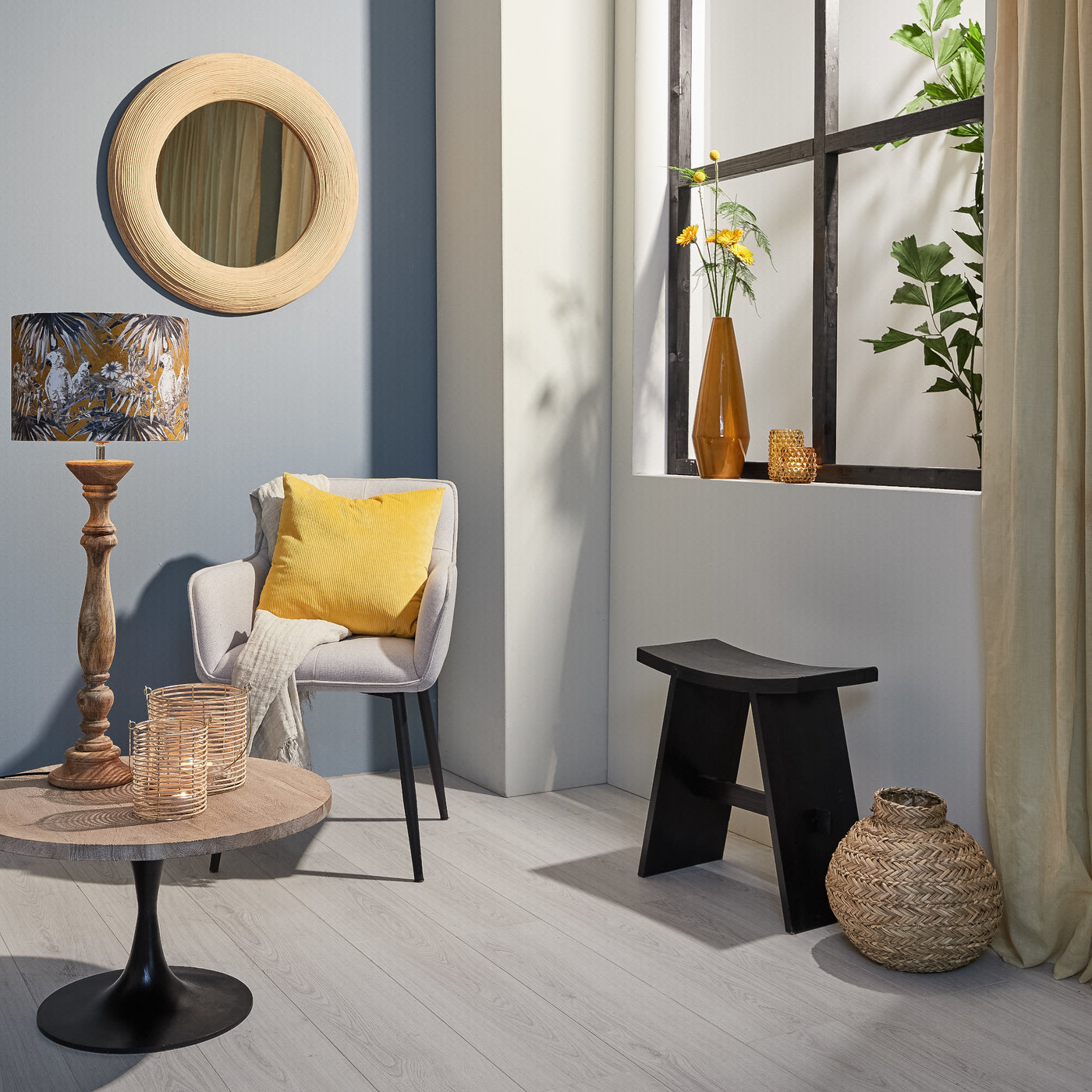 Zeitloser schwarzer Holz-Hocker NIEKE 