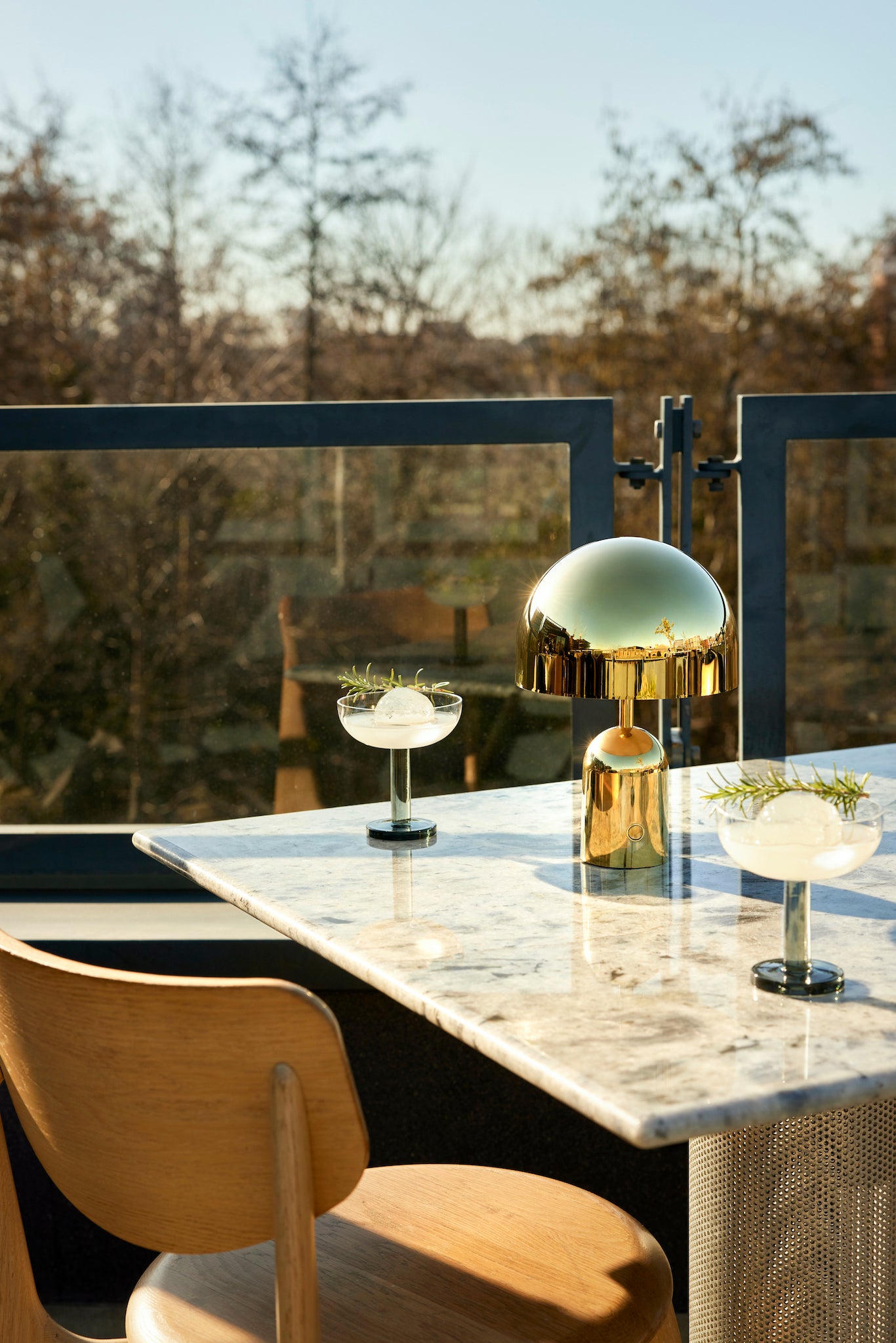 Terrasse - portable Tischleuchte in gold