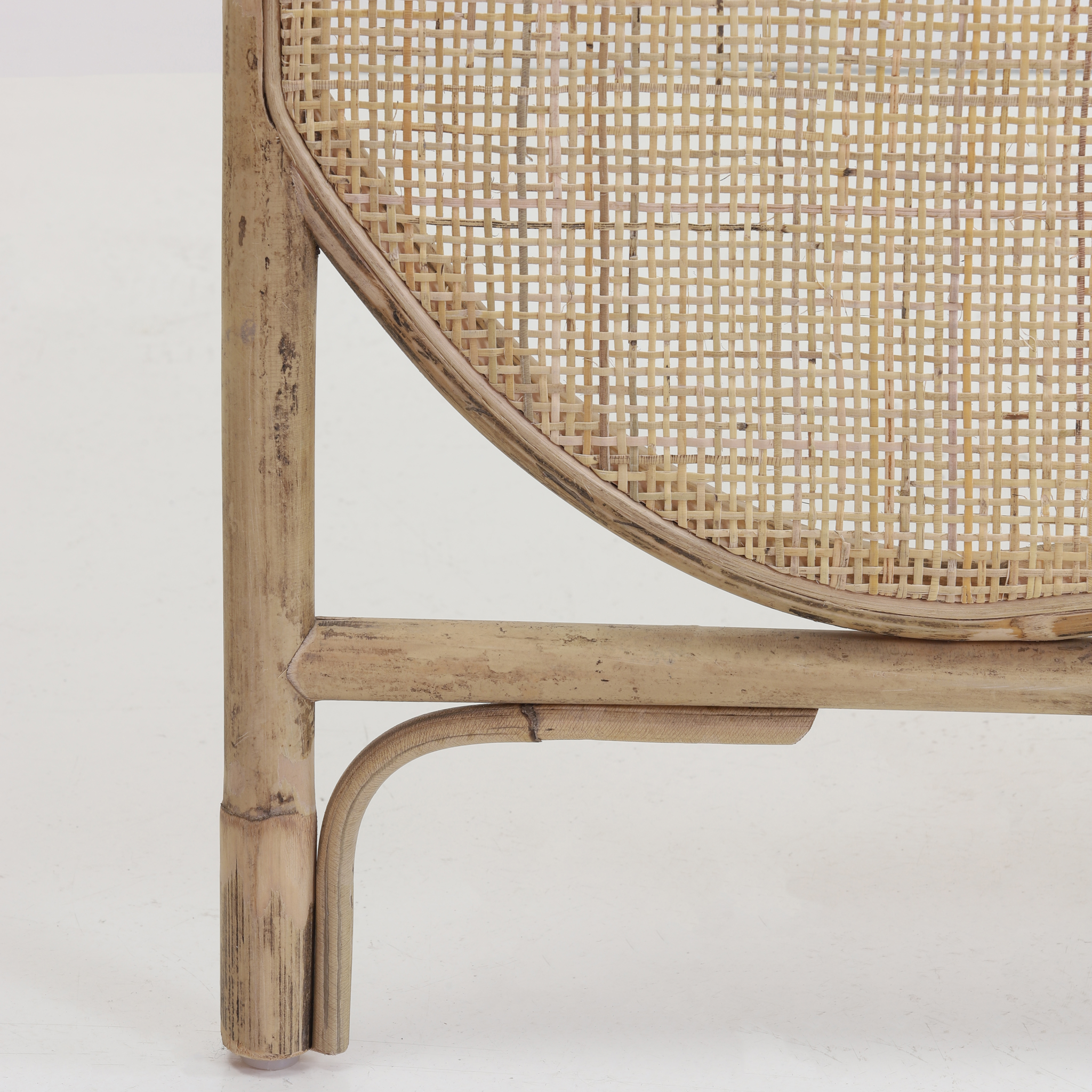Detailansicht der Rattanstruktur des Paravents HERWIN
