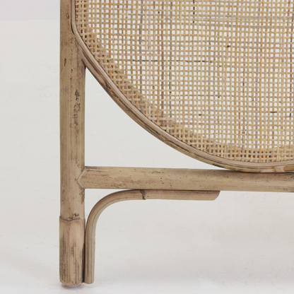 Detailansicht der Rattanstruktur des Paravents HERWIN
