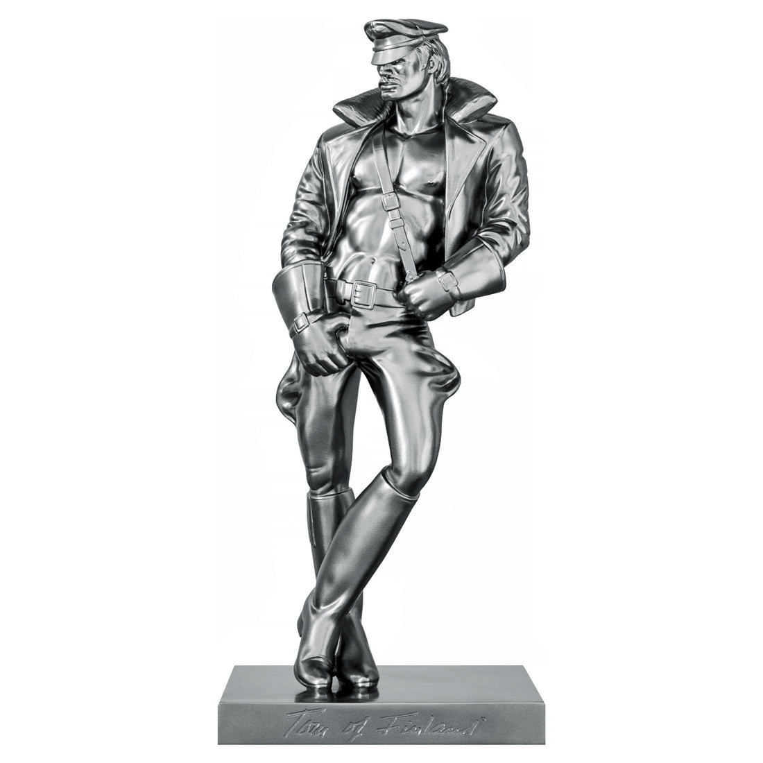 Nahaufnahme des Sockels mit eingravierter Tom-of-Finland-Signatur