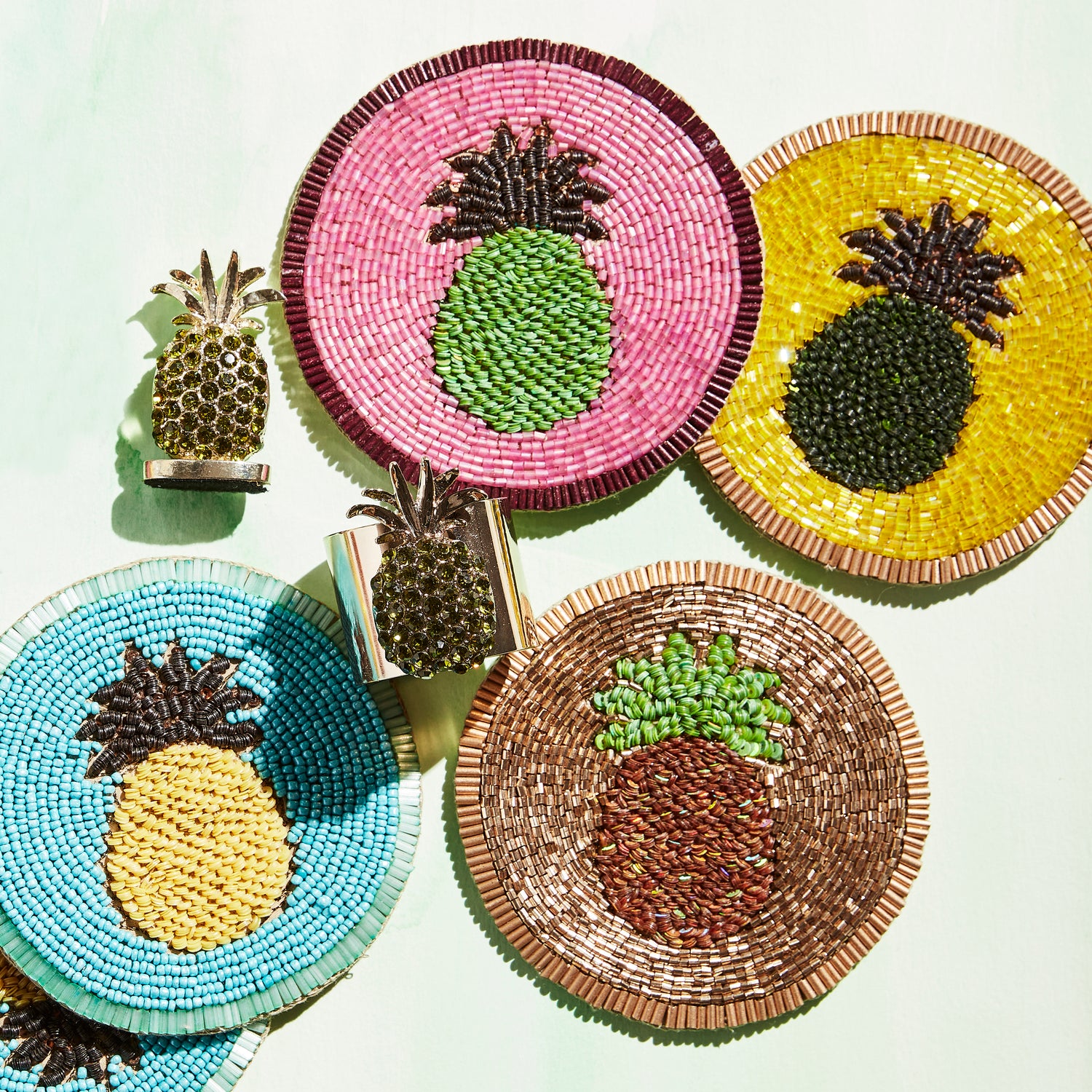Untersetzer mit Ananas Motiv, handbestickt mit bunten Glasperlen