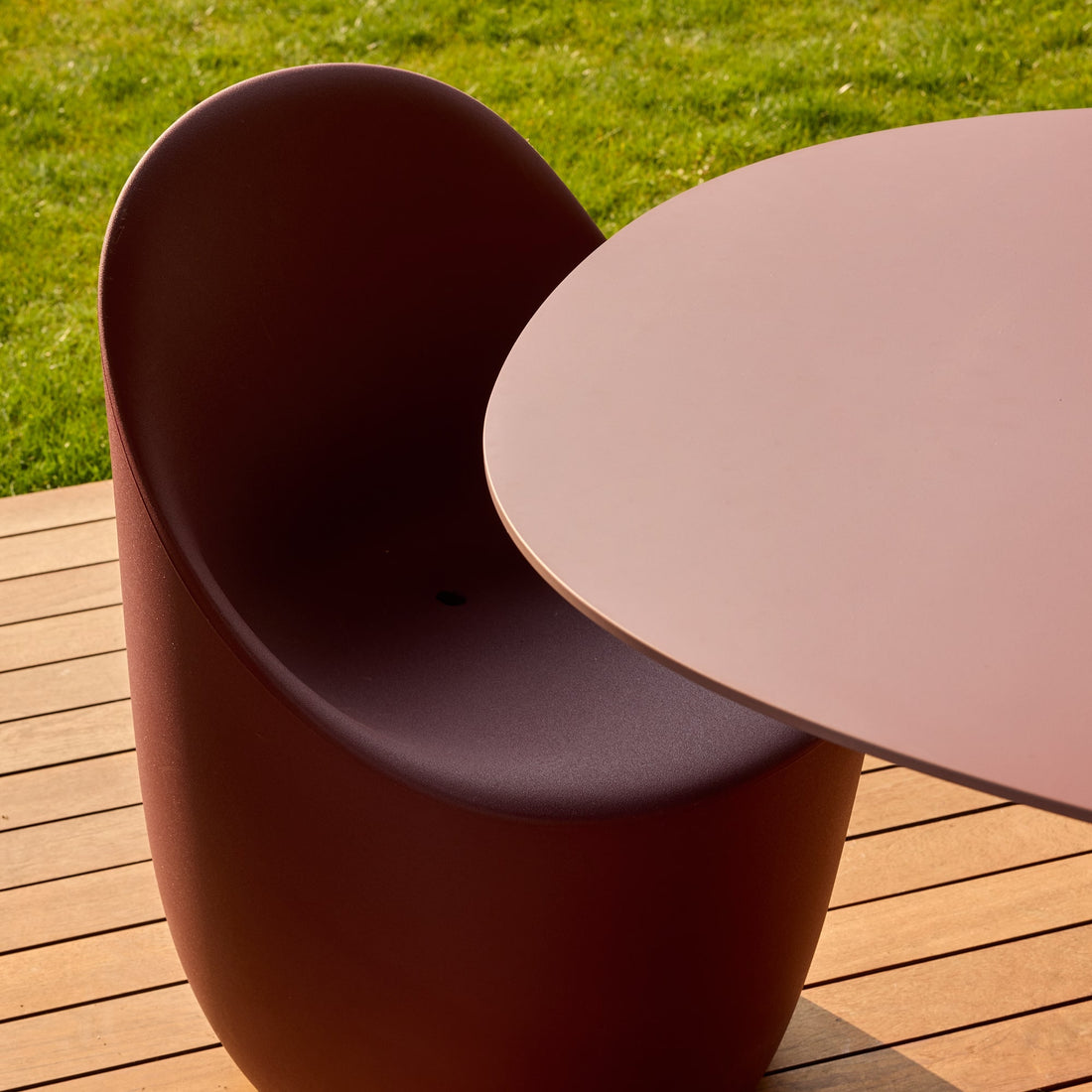 Cobble Chair von Qeeboo – Designstuhl für drinnen &amp; draußen in indian red