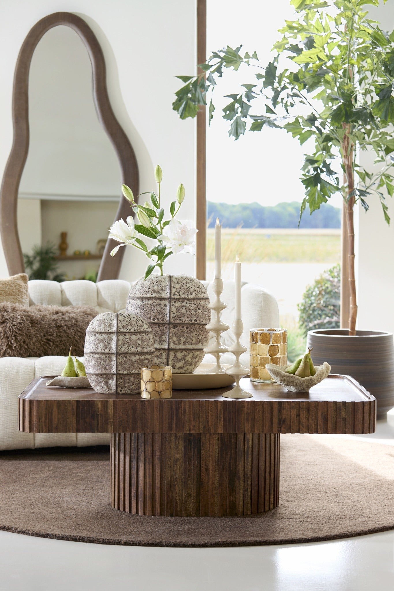 Design Couchtisch KIOTO mit zentralem Standfuß