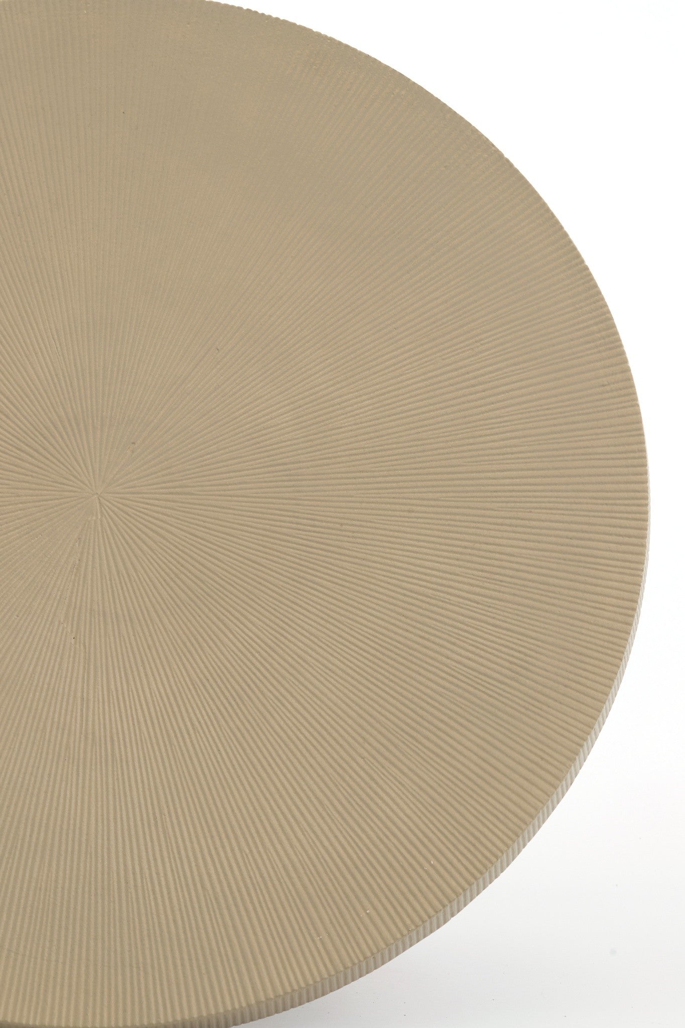 Minimalistischer Couchtisch aus Metall in warmem Sandton