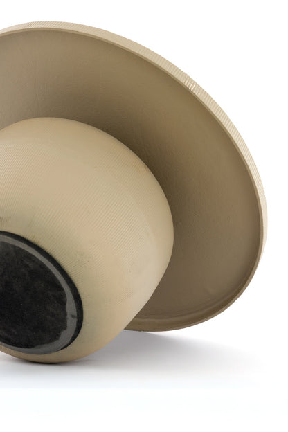 Minimalistischer Couchtisch aus Metall in warmem Sandton