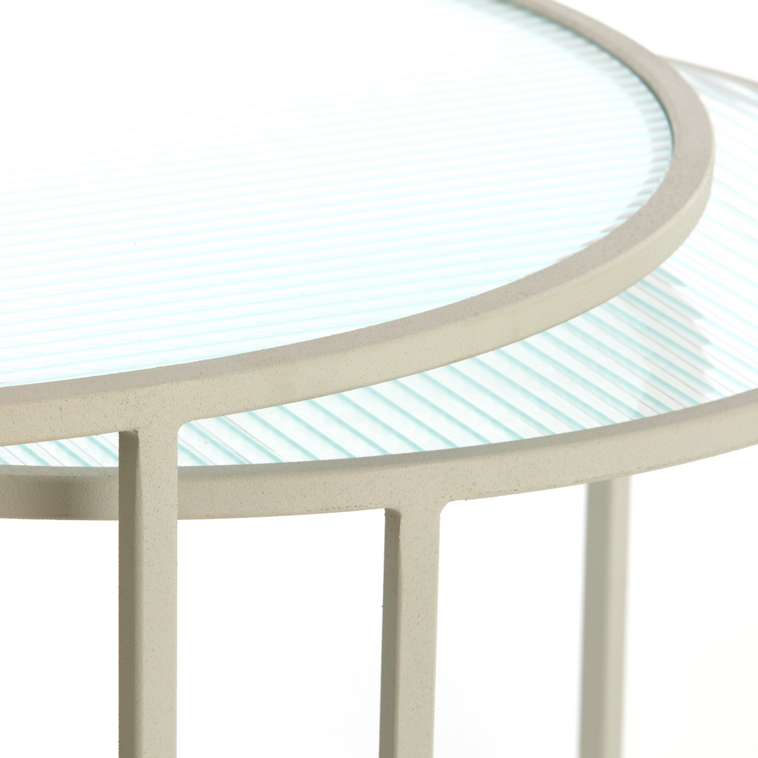 Detailansicht des Riffelglases auf dem Couchtisch TALCA.