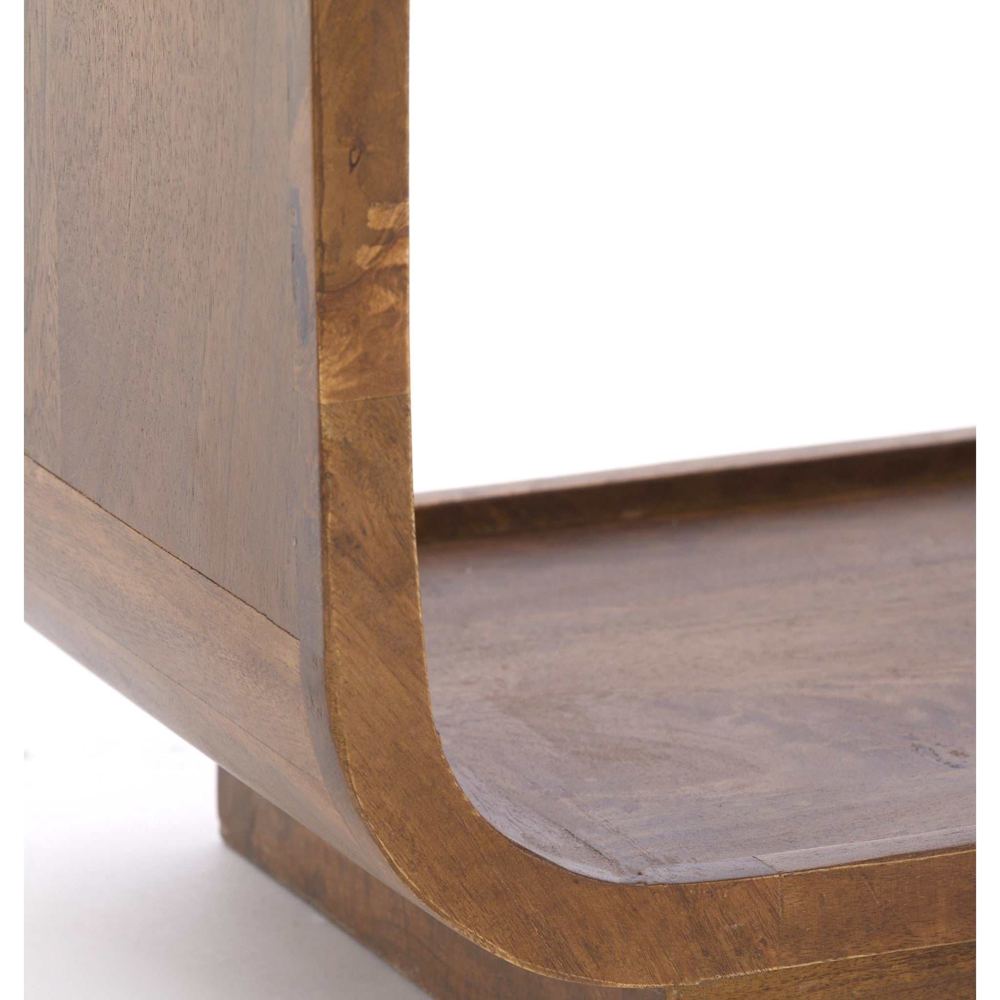 Offenes Holzregal mit mehreren Ebenen und weicher Linienführung