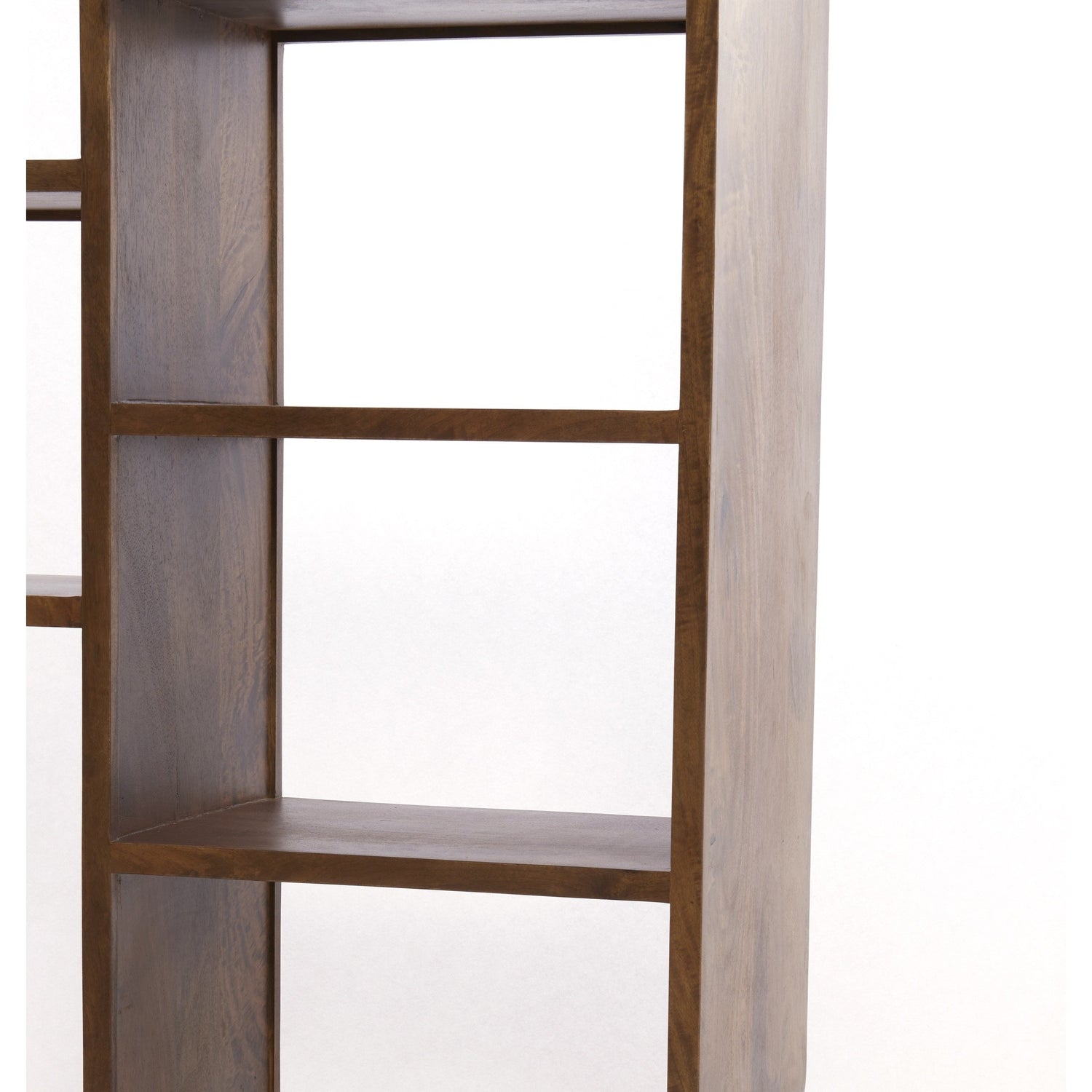 Vertikales Holzregal mit organischen Rundungen