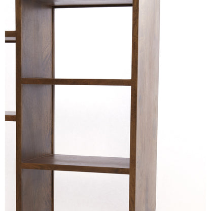 Vertikales Holzregal mit organischen Rundungen