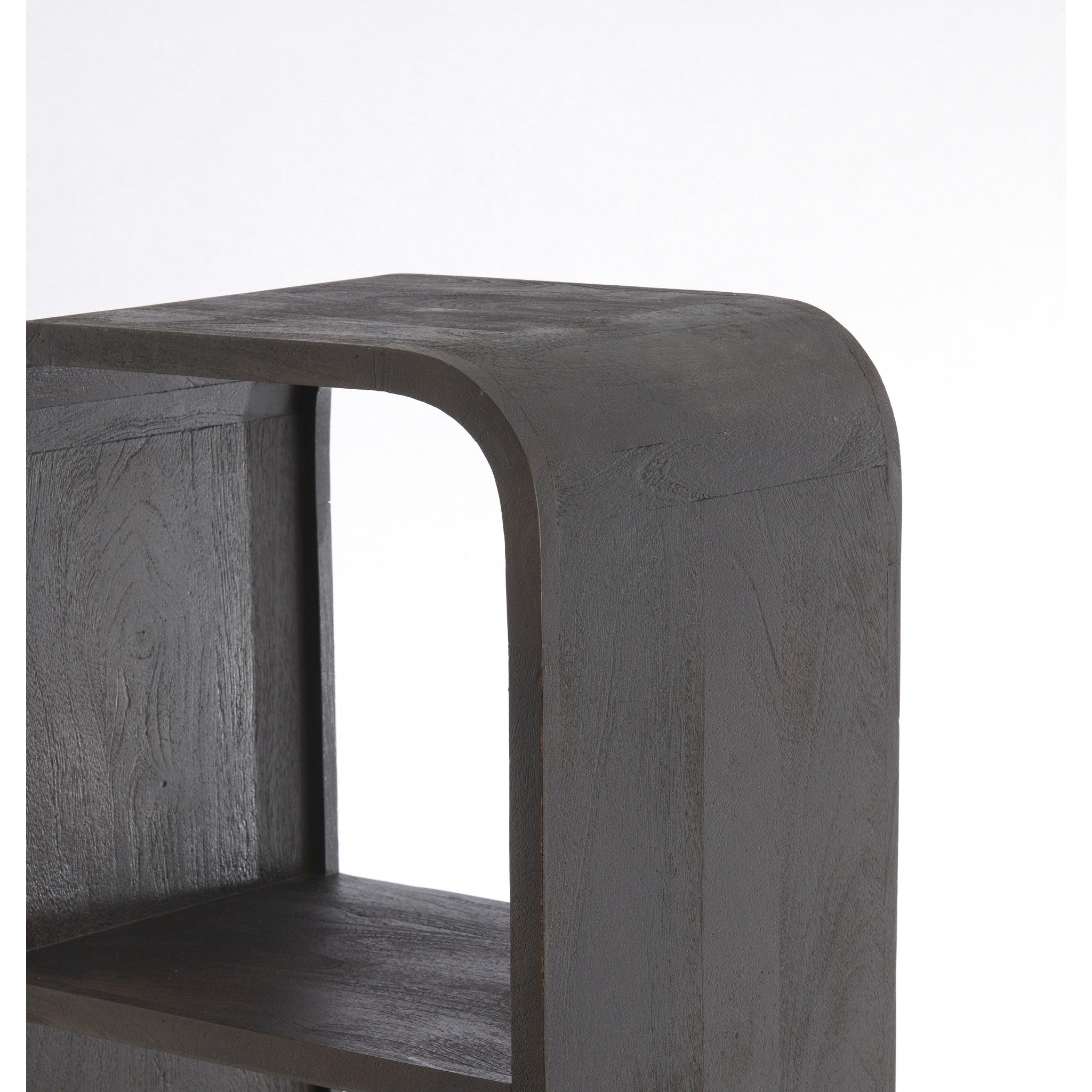 Elegantes Holzhochregal für moderne Wohnräume