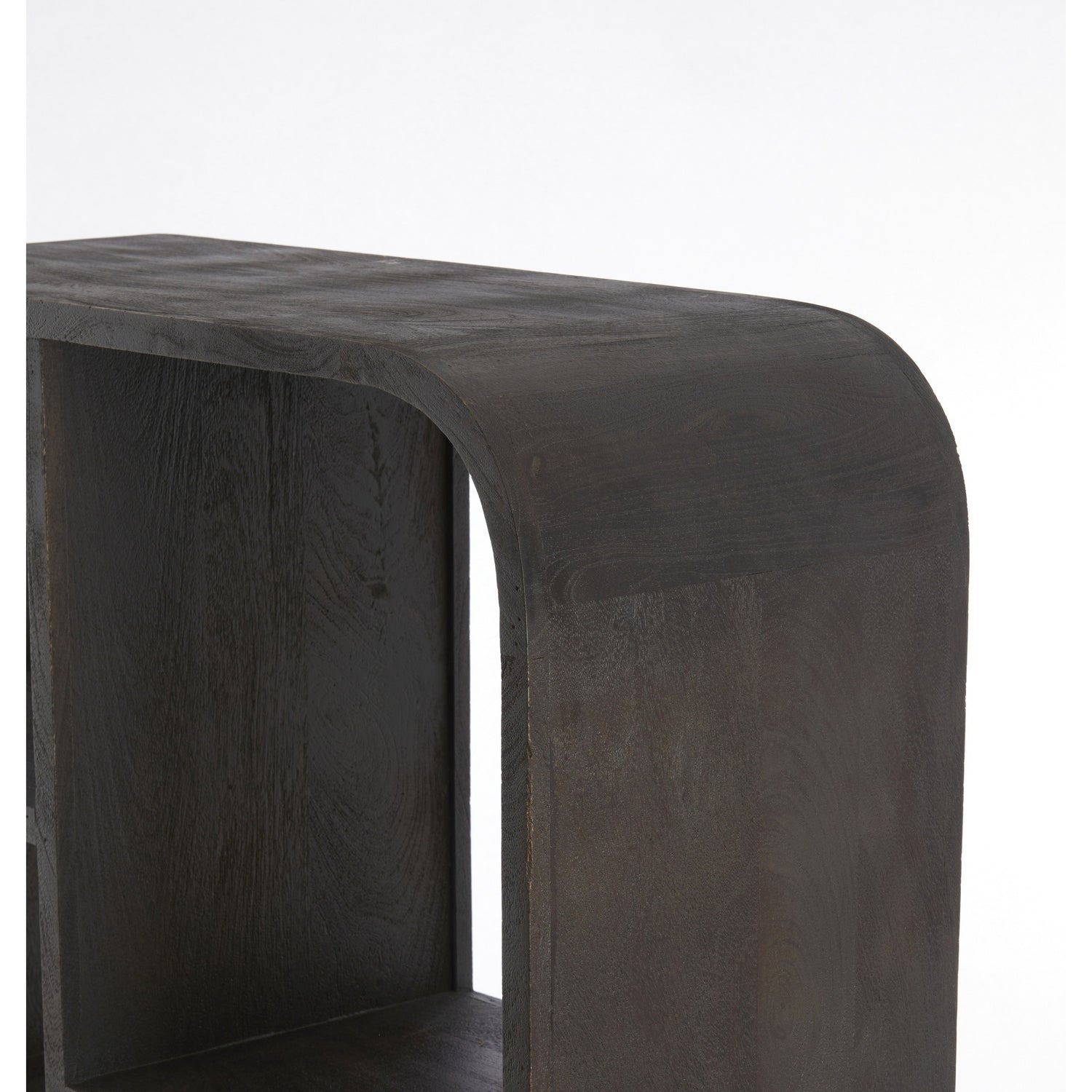 Breites Highboard aus Holz für moderne Wohnräume